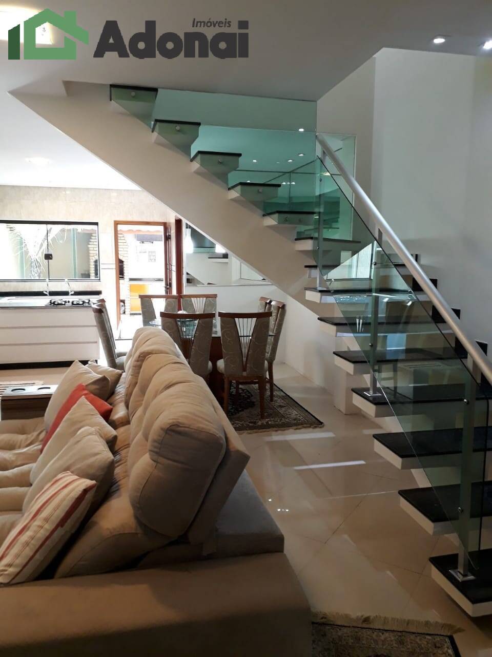 Casa à venda com 3 quartos, 225m² - Foto 1
